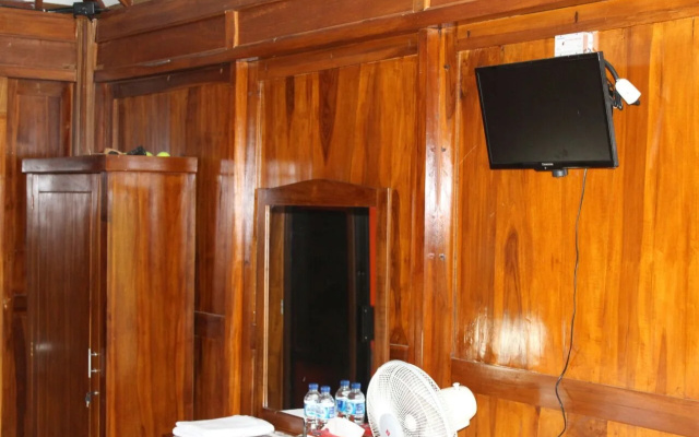 Rumah Kayu Pinggir Kali
