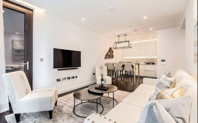 Elegant Two Bedroom Apartment With Winter Garden