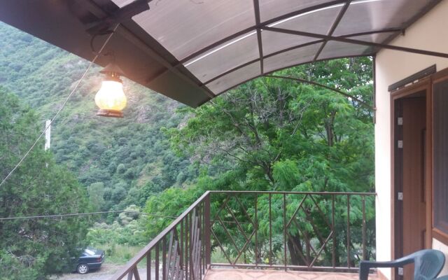 Гостевой дом B&B Ирис Алаверди вид на фасад