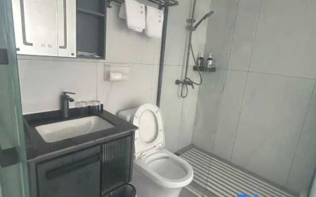 Qixin Smart Hotel (Wanning High Speed Railway Station)