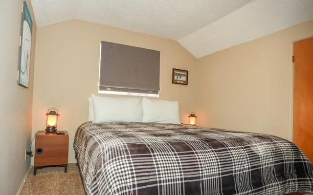 Maple Hill Lodge 2 Bedroom Home by RedAwning