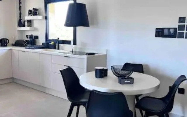 Lagonisi 2 bedroom luxury Apartment by the sea!