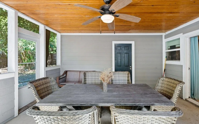 Screened-in Porch Walkable to Soco