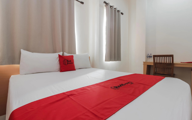 RedDoorz Plus near Galaxy Bekasi