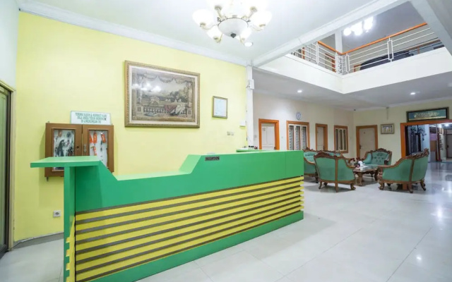 Hotel & Kost 37 by OYO Rooms