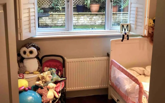 Stylish 2 Bedroom Flat With Large Garden