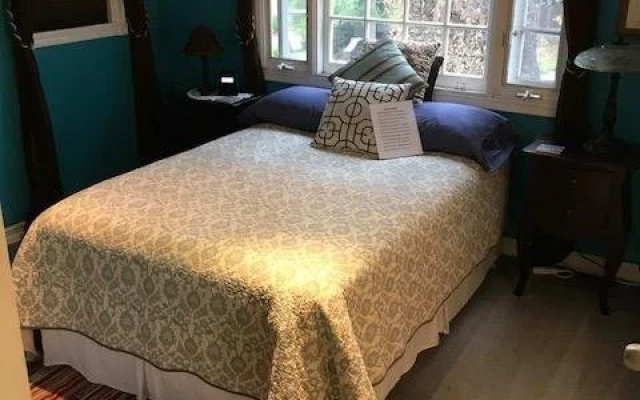 Elaines Hollywood Bed And Breakfast