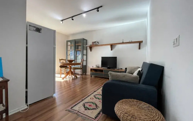 Flora - Modern Rooftop Apartment With Balcony
