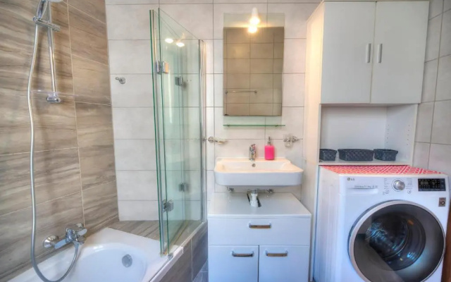 Charming 2 bedroom apartment close to Junior College ETUS1-1