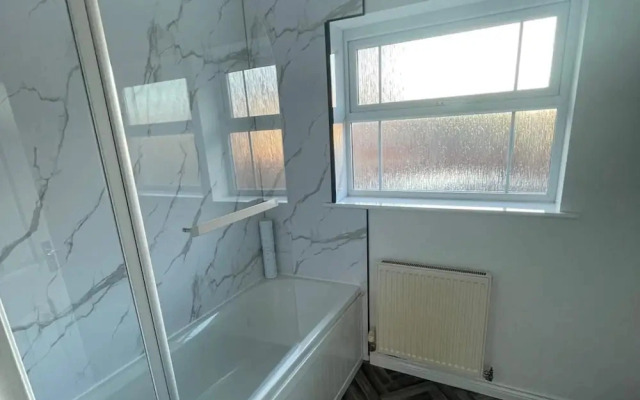 3-bed-sleeps 5 With Garden and Parking