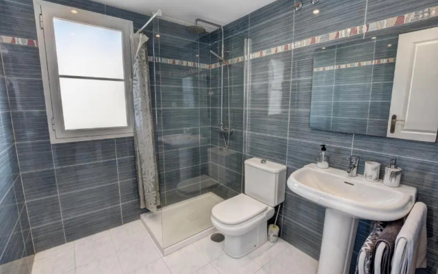TIMON II, Luxury 3 bedroom Beachside Apartment