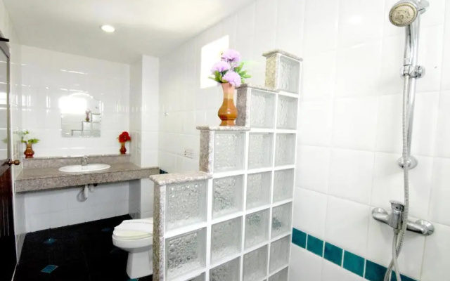 Dengs Kamala GuestHouse