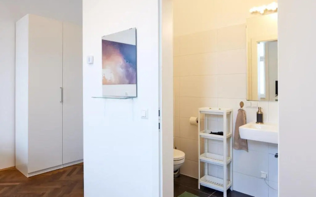 Nice Studio Close To Metro III (Adults Only)