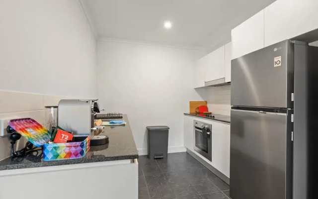 Stylish 1-bed Apartment With Balcony & Pool Access