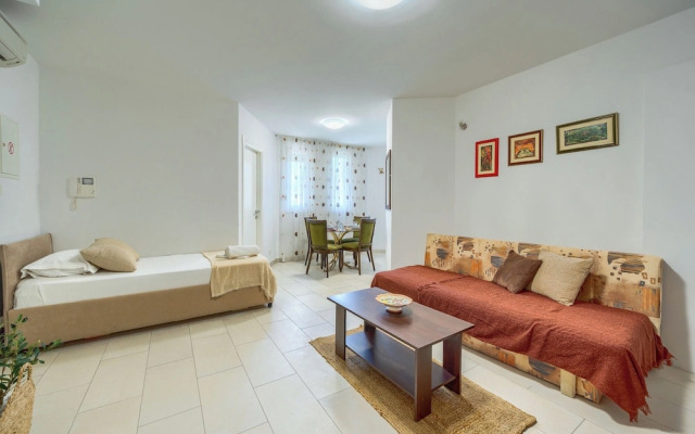 Comfortable apartments Obad, 4 min walk to Znjan beach
