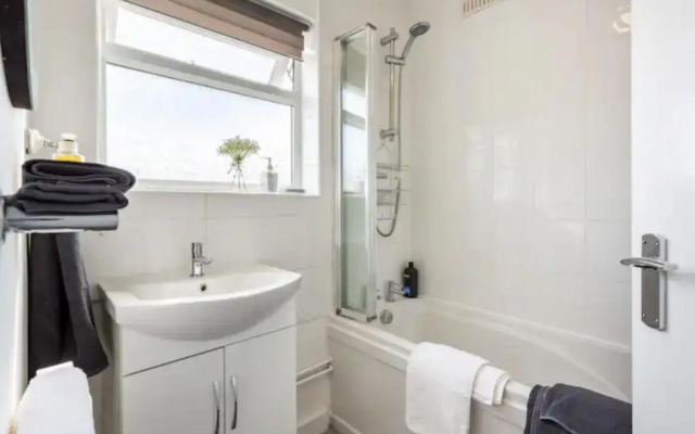 Luxury 3-Bed Apartment Near To London With Parking