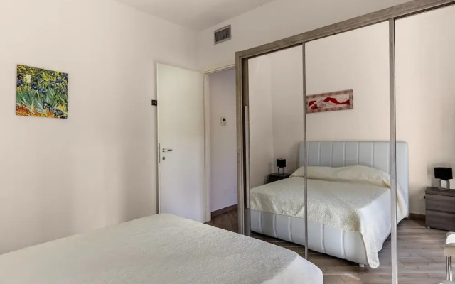 Air-conditioned With Garden and Private Parking