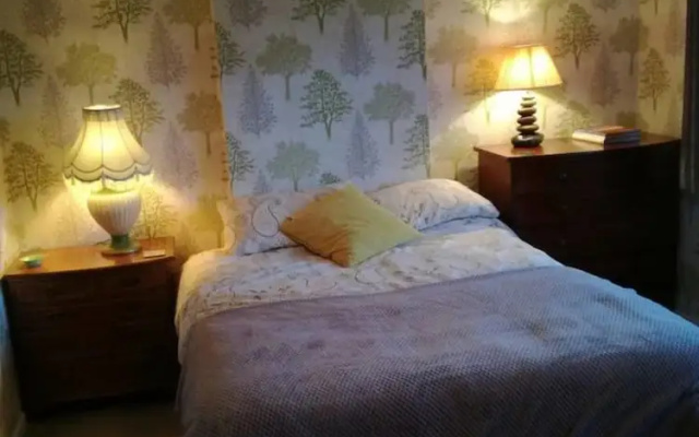 Flat - Sleeps 4 - Parking - Close to Airport