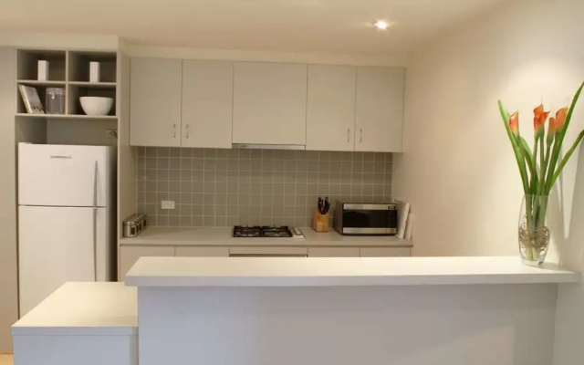 Executive Elwood Apartment
