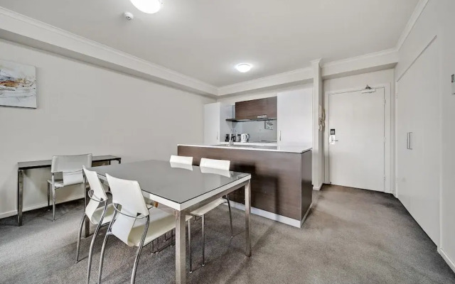 Comfy 2-bed Near the Lake With Secure Parking