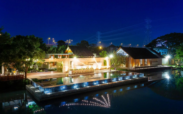 Отель Into The Forest Resort вид на фасад