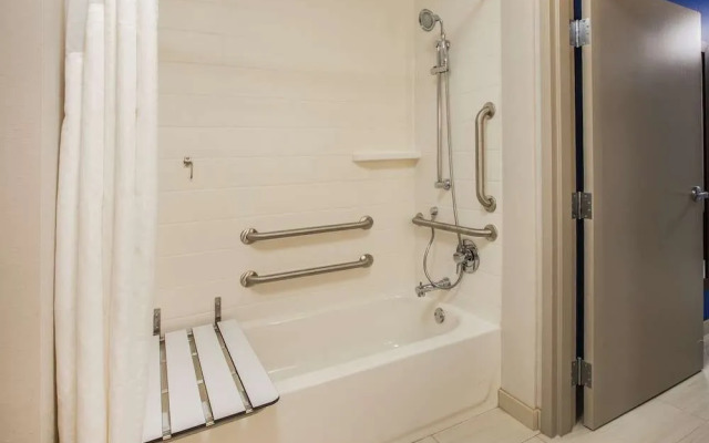 Holiday Inn Express & Suites Marinette by IHG