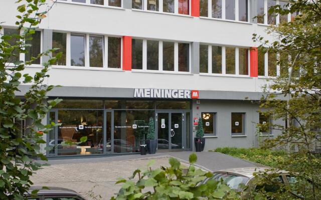 MEININGER Hotel Hamburg City Center вид на фасад