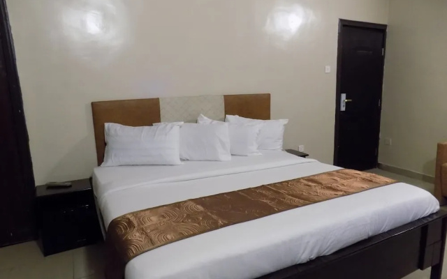 Posh Apartments and Hotel