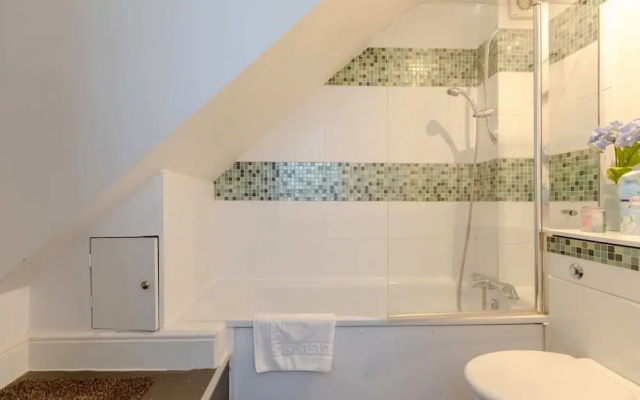 Radiant and Roomy 2BD Flat - Fulham!