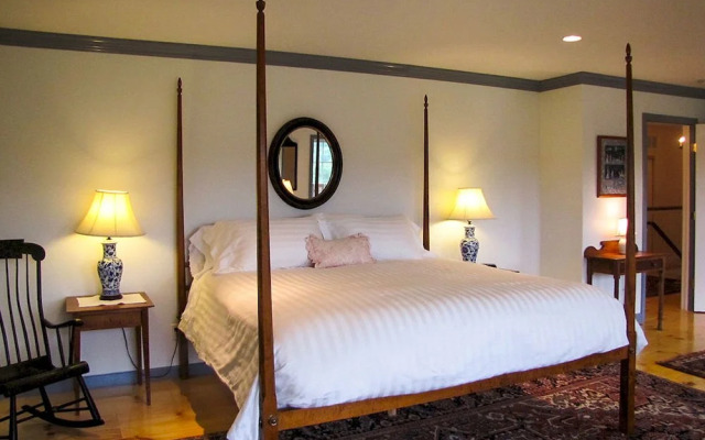 Apple Hill Inn