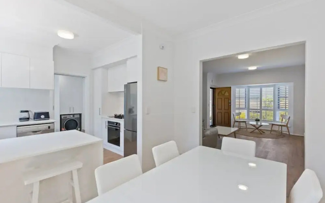 Elegant 3-bed Home From Sunny Glenelg Beach