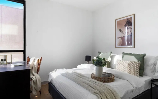 A Chic 2BR Apt Near Melbourne Uni, Free Parking