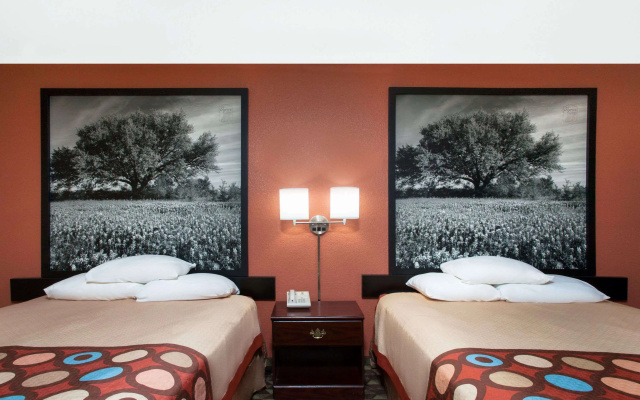 Super 8 by Wyndham Bastrop TX