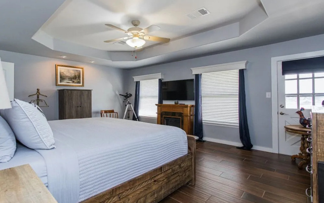 Waterfront 5 BR w/ Hot Tub Sleeps 13!