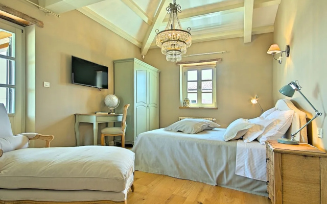Plushy Villa in Ladici With Pool and Whirlpool