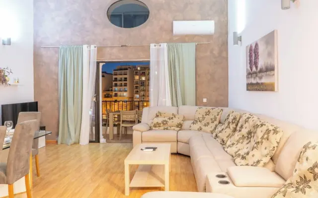 Stylish Modern Apartment With Spacious Living