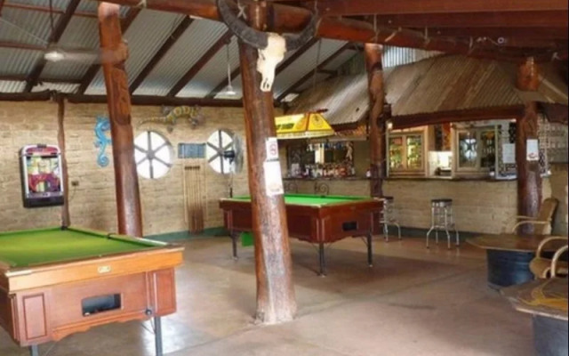 Lazy Lizard Tavern and Caravan Park Cabins