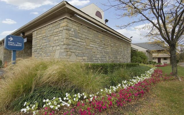 Отель Americas Best Value Inn Columbus West вид на фасад