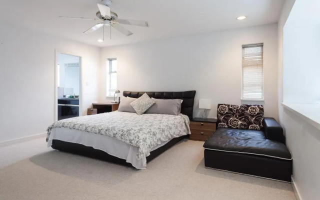 Convenient to Attractions & Close To Airport