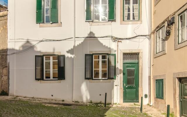 Отель Lapa Cozy Flat With Mezzanine Лиссабон вид на фасад
