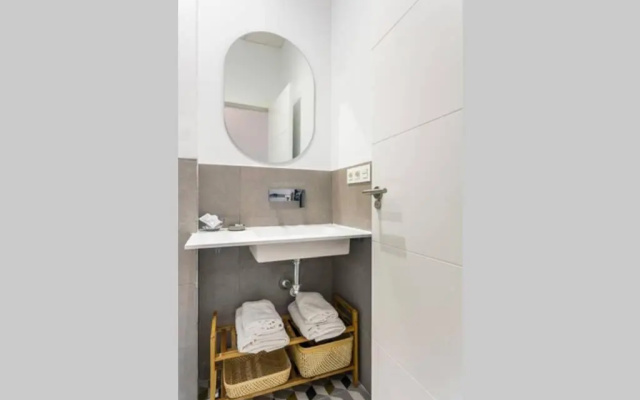Pop Art, 2BD ground Central Apartment