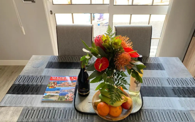 Funchal Apt- Sleeps 2 - Pool & Garden - Madeira