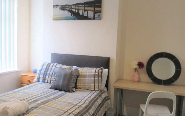 Spacious Apartment Heaton