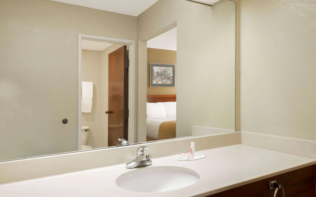 Days Inn by Wyndham Norton