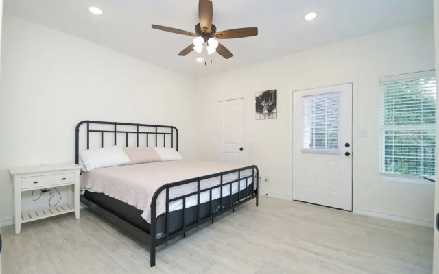 Private Townhouse: Close to Everything