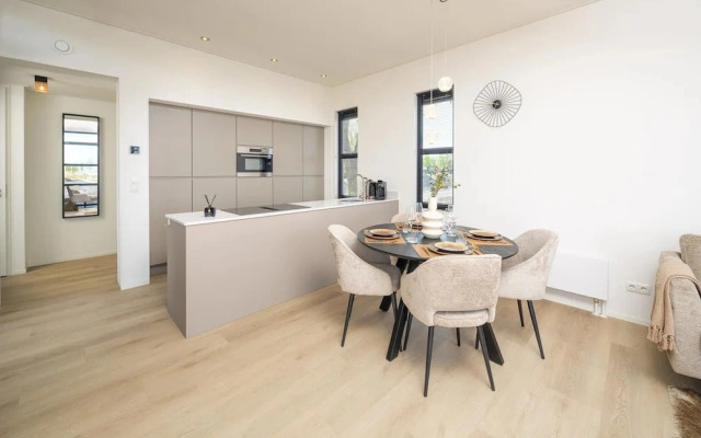 Luxury 4 Guests Villa With Sunny Garden