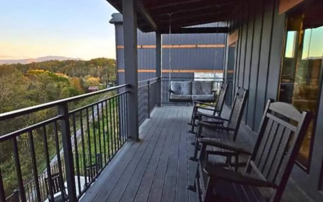 New Private Pool-6br-waterpark-mtn View-sleeps 18