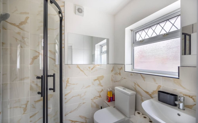 3bedroom 2 Bathroom House-free Parking 5 Beds
