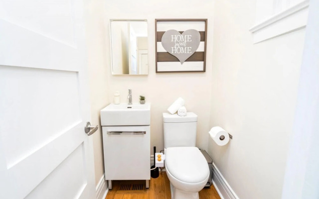 Charming 3BR Home With BBQ Near Downtown Toronto