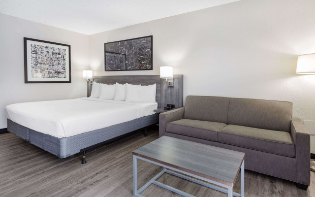 Ramada by Wyndham Hartford North / Bradley Airport